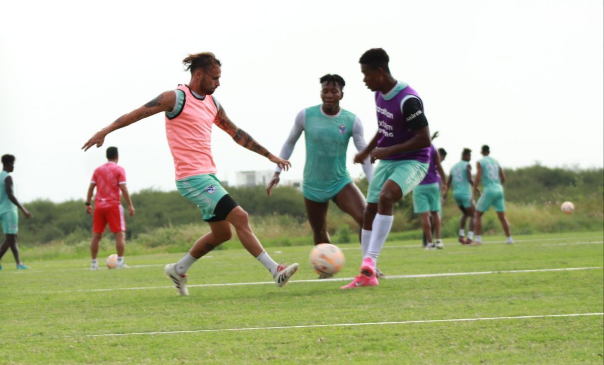 Jugadores del Manta FC durante un entrenamiento en el complejo San Juan.