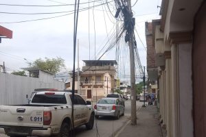 Municipio de Portoviejo advierte sanciones por exceso de cables en los postes