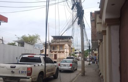 Municipio de Portoviejo advierte sanciones por exceso de cables en los postes
