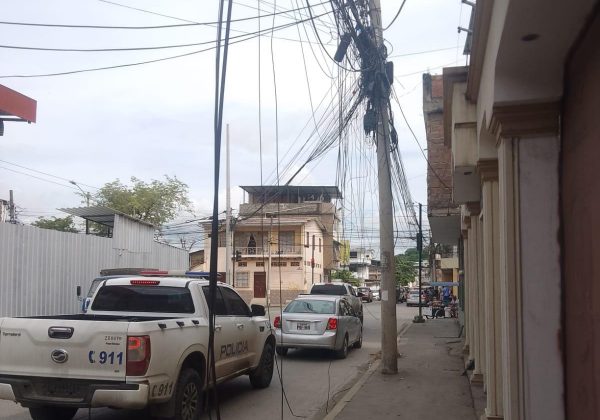Municipio de Portoviejo advierte sanciones por exceso de cables en los postes