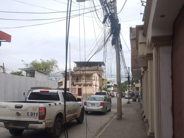 Municipio de Portoviejo advierte sanciones por exceso de cables en los postes