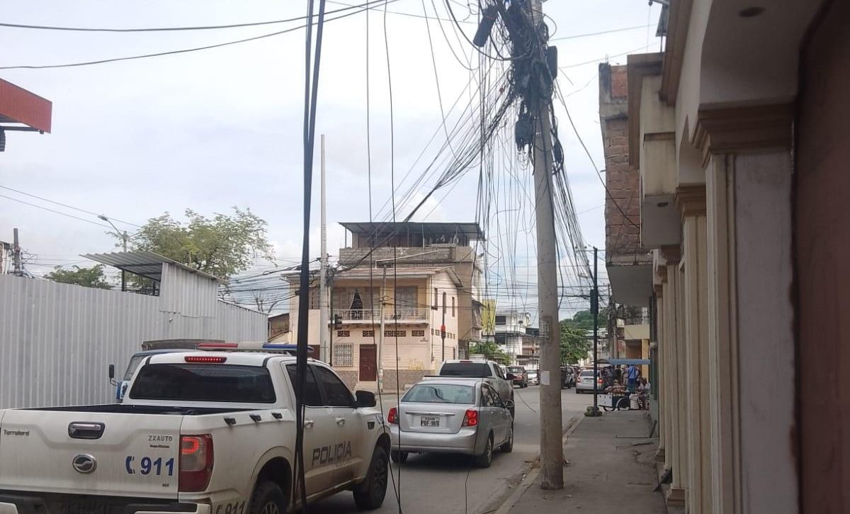 Municipio de Portoviejo advierte sanciones por exceso de cables en los postes