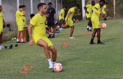 Jugadores de Delfín SC durante la práctica matutina del viernes 9 de mayo del 2025, en el complejo Los Geranios.