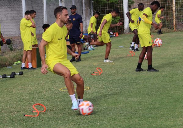 Jugadores de Delfín SC durante la práctica matutina del viernes 9 de mayo del 2025, en el complejo Los Geranios.