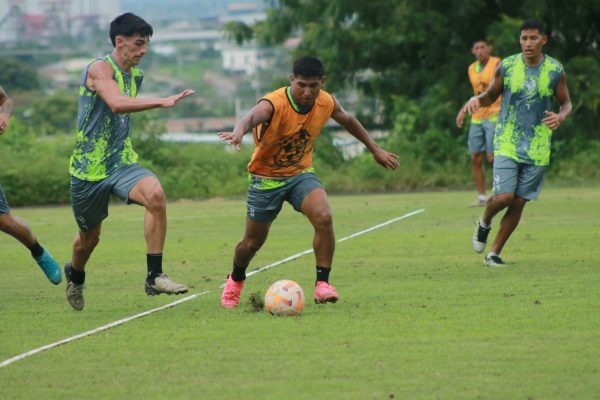 Jugadores del Manta FC durante un entrenamiento en el complejo San Juan.