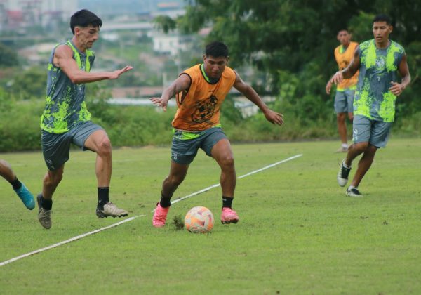 Jugadores del Manta FC durante un entrenamiento en el complejo San Juan.