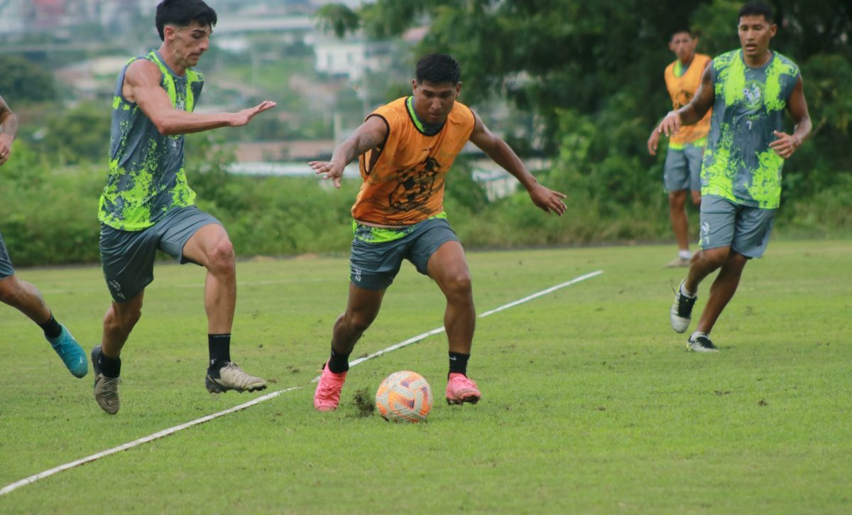 Jugadores del Manta FC durante un entrenamiento en el complejo San Juan.