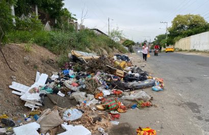 Según un reporte municipal de 2024, la ciudad ha identificado más de 90 puntos críticos donde la basura se acumula sin control.