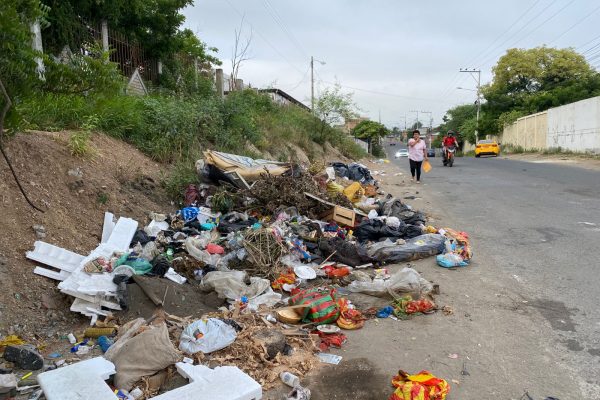 Según un reporte municipal de 2024, la ciudad ha identificado más de 90 puntos críticos donde la basura se acumula sin control.