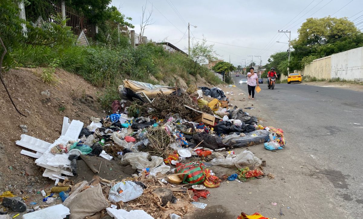 Según un reporte municipal de 2024, la ciudad ha identificado más de 90 puntos críticos donde la basura se acumula sin control.