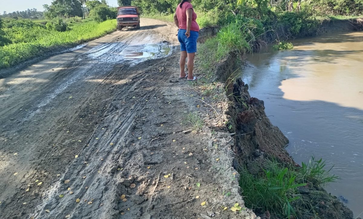 Comunidades de Crucita exigen arreglo urgente de vía afectada por el invierno