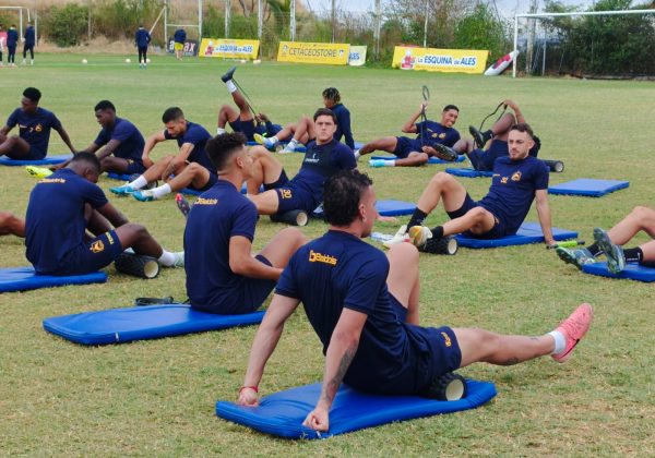 Jugadores de Delfín SC en un entrenamiento en el complejo Los Geranios. FOTO: Comunicación Delfín