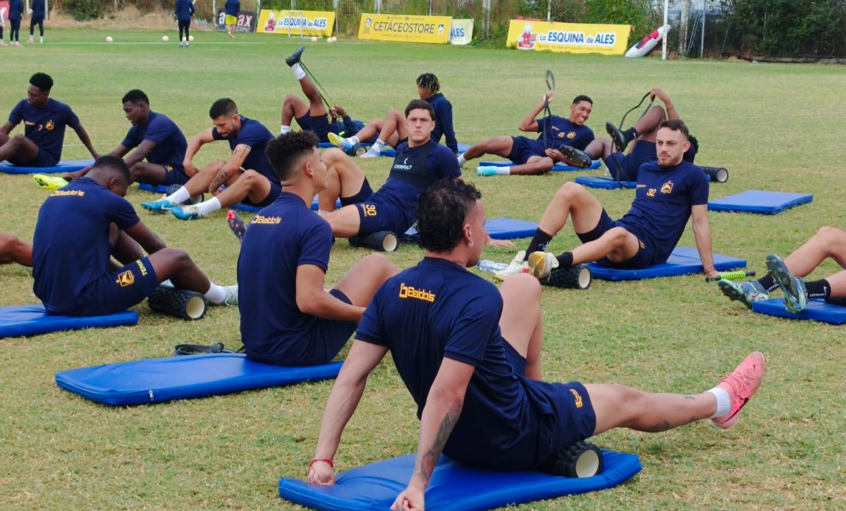 Jugadores de Delfín SC en un entrenamiento en el complejo Los Geranios. FOTO: Comunicación Delfín