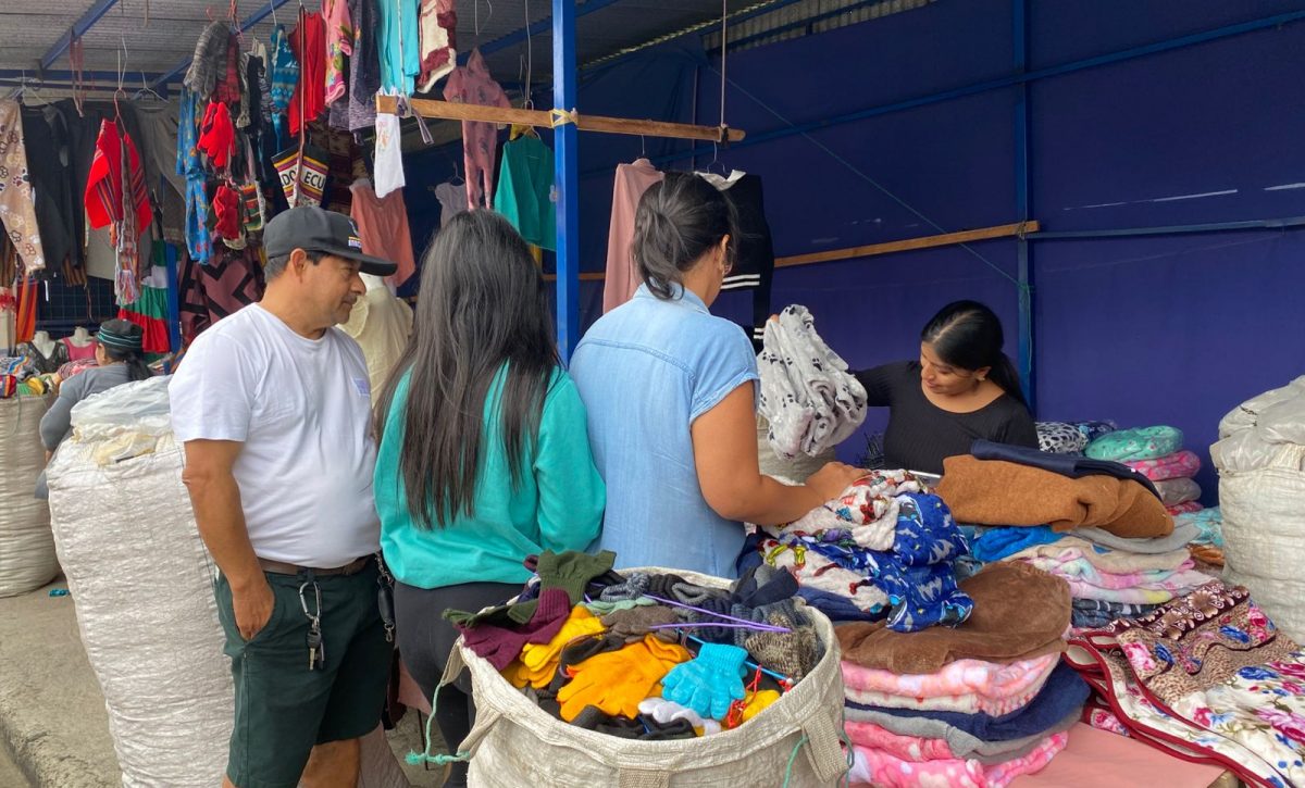 Tras dos años de temperaturas más cálidas, la venta de ropa abrigada despunta en Manta.