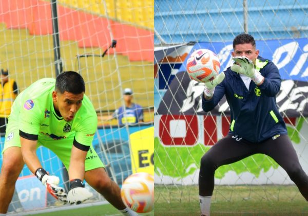 Walter Chévez (izq.) y Brian Heras, arqueros del Manta FC y Delfín SC.