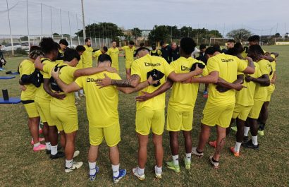 Jugadores de Delfín reunidos previo al inicio de un entrenamiento.