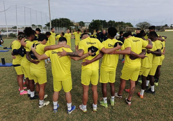 Jugadores de Delfín reunidos previo al inicio de un entrenamiento.