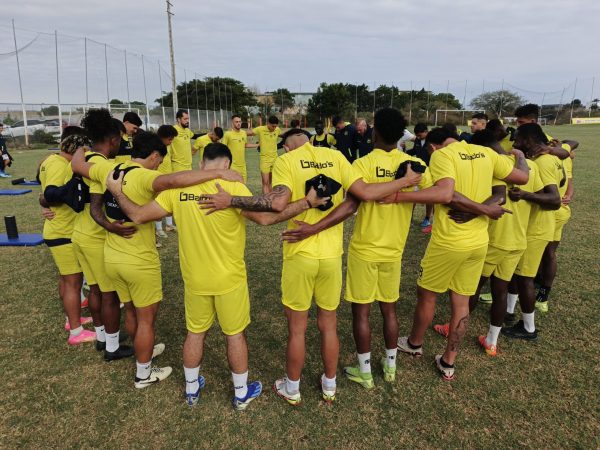 Jugadores de Delfín reunidos previo al inicio de un entrenamiento.