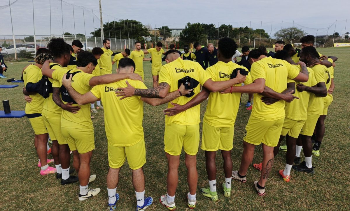 Jugadores de Delfín reunidos previo al inicio de un entrenamiento.