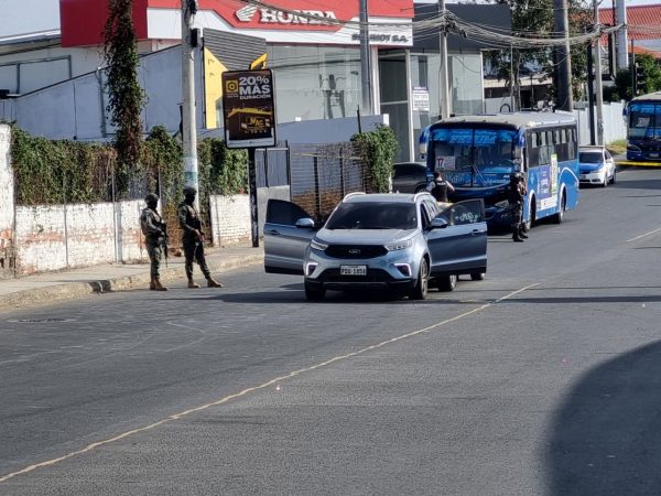 Violento ataque armado en la vía Ascanio Paz: un fallecido y dos heridos en Manta