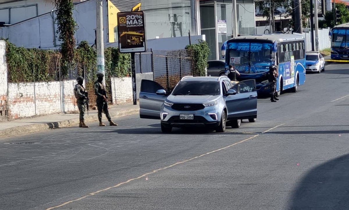 Violento ataque armado en la vía Ascanio Paz: un fallecido y dos heridos en Manta