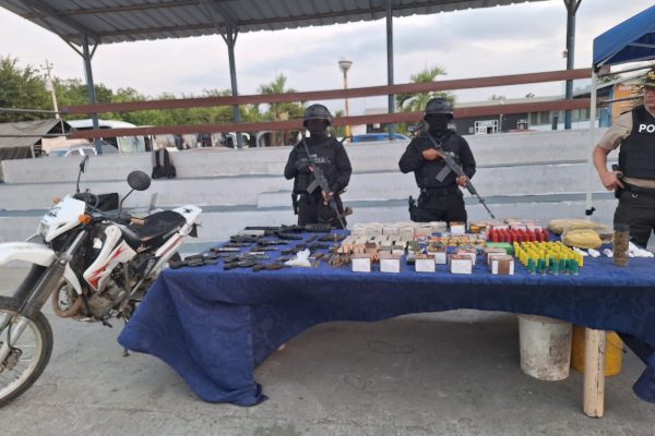 Desmantelan centro de acopio de armas y drogas en Santa Ana, Manabí