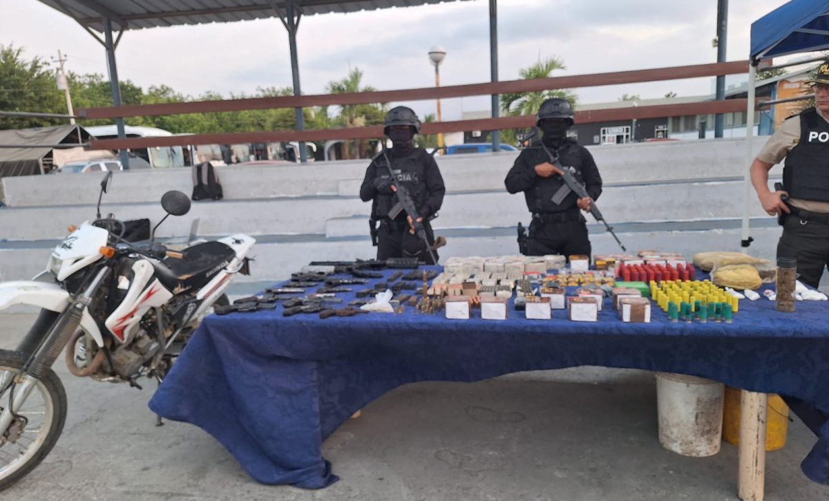 Desmantelan centro de acopio de armas y drogas en Santa Ana, Manabí