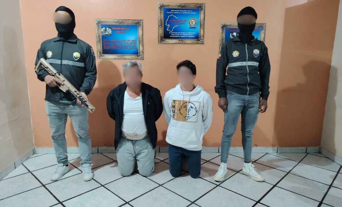 ¡Cae dupla delictiva! hallan arma y documentos falsos en el cantón Sucre
