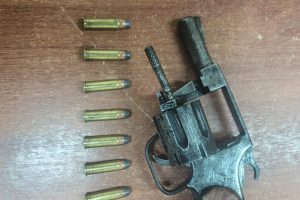 El arma incautada quedó bajo la custodia de la Policía Nacional.