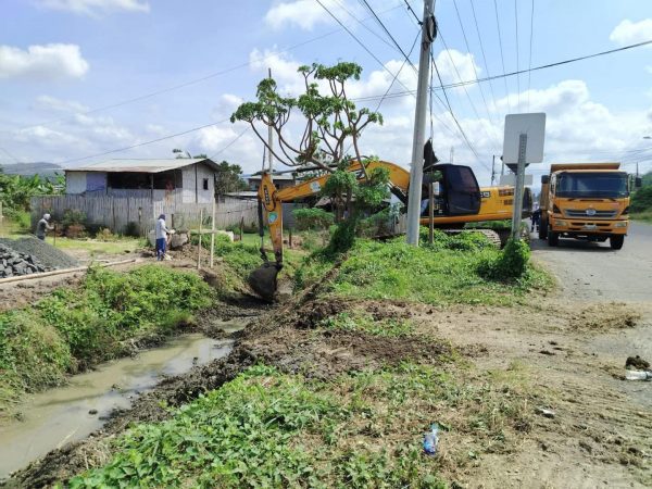 Intervención del Municipio de Portoviejo en la parroquia Riochico como parte de su plan invernal.