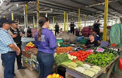 Un control de precios realizado en uno de los mercados de Manabí.