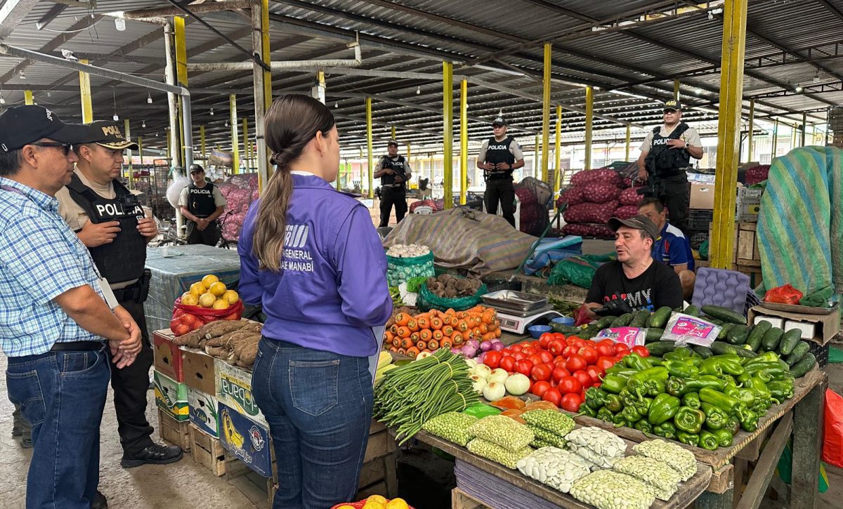 Un control de precios realizado en uno de los mercados de Manabí.