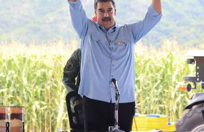 Maduro llama a campesinos prepararse para tomar las armas