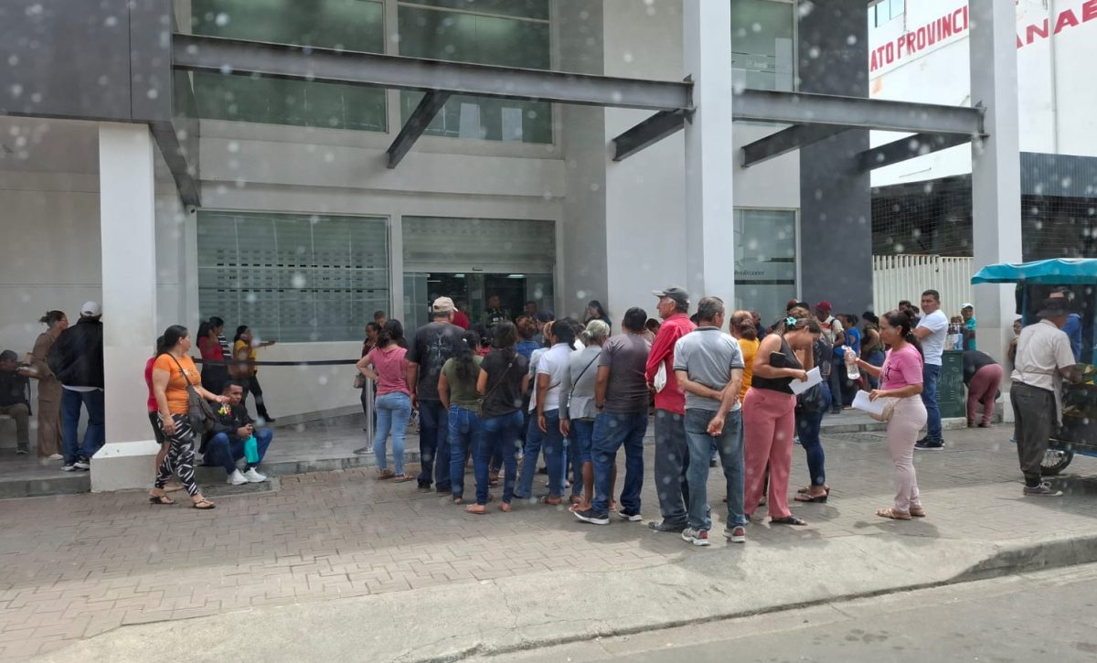 Varios agricultores hacen fila para acceder al Bono Raíces en Portoviejo