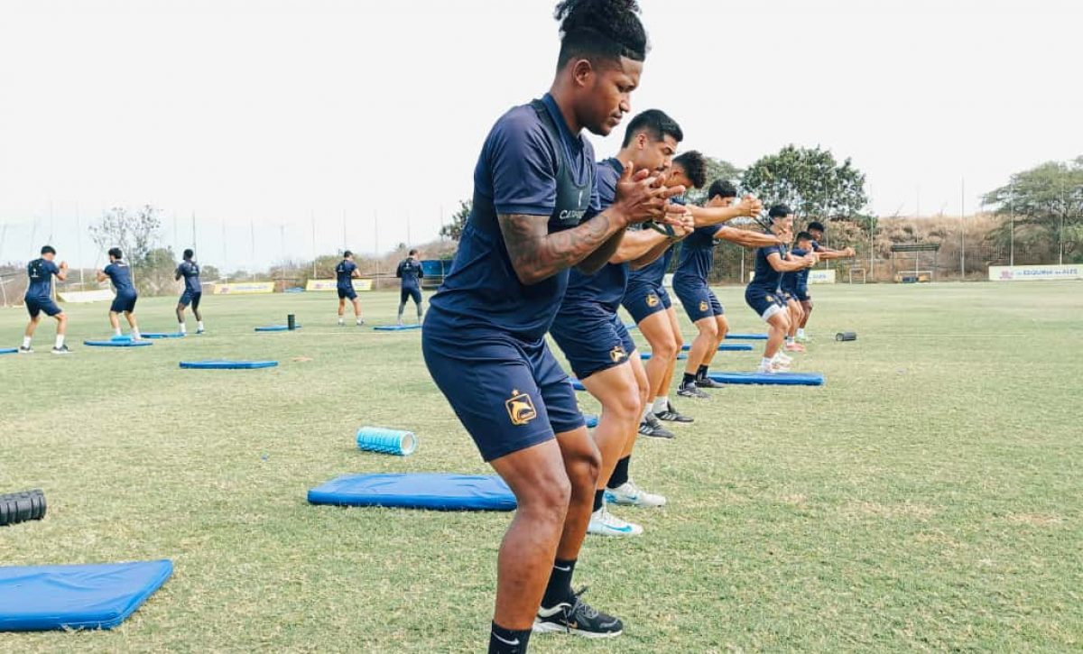 Jugadores de Delfín SC en un entrenamiento en Los Geranios. FOTO: Delfín SC.