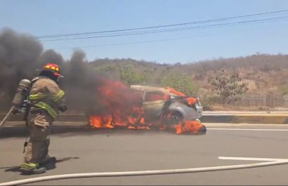 Impactantes imágenes: dos fallecidos tras incendio por choque en la Ruta Spondylus