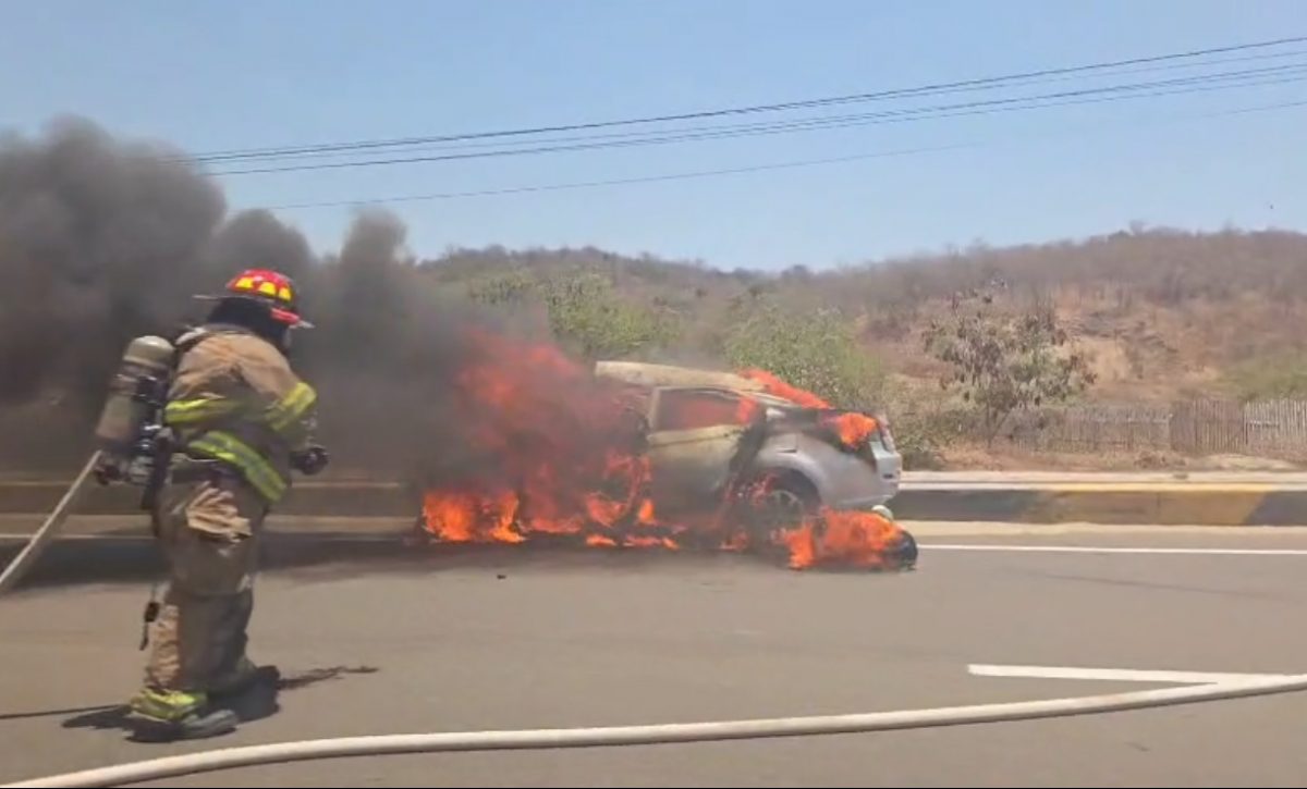 Impactantes imágenes: dos fallecidos tras incendio por choque en la Ruta Spondylus