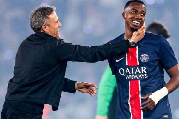Willian Pacho destaca la confianza de Luis Enrique en su éxito con PSG