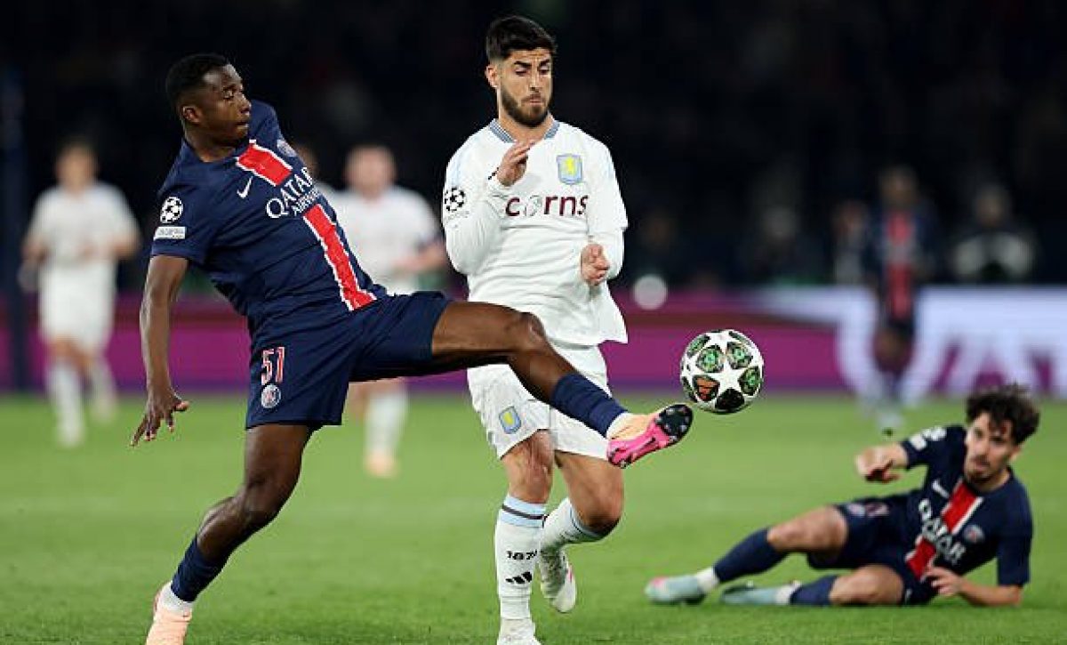 Willian Pacho fue titular en duelo del PSG ante Aston Villa