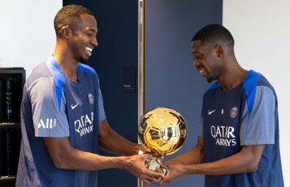 Willian Pacho posa con el Balón de Oro de Dembélé tras histórica conquista en París