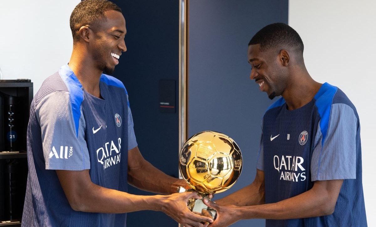 Willian Pacho posa con el Balón de Oro de Dembélé tras histórica conquista en París