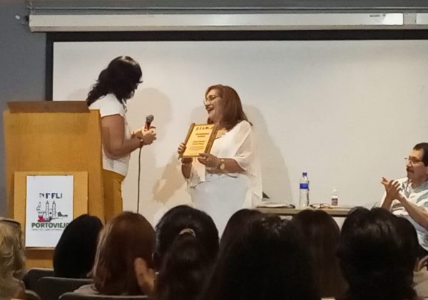 Ximena Mendoza es licenciada en Trabajo Social y autora de varios poemarios reconocidos en el ámbito nacional.