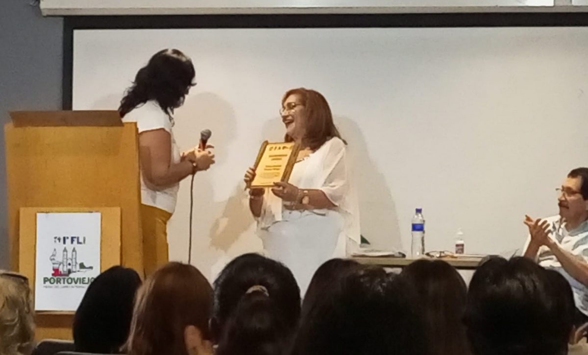 Ximena Mendoza es licenciada en Trabajo Social y autora de varios poemarios reconocidos en el ámbito nacional.