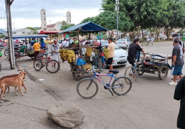 Comercio informal: ocho puntos críticos que el Municipio de Portoviejo busca solucionar con socialización y multas
