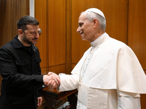 Zelenski se reúne con el papa León y le agradece su oferta para acoger conversaciones de paz para Ucrania