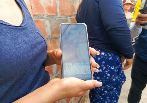 Familias de cinco jóvenes mantenses que están desaparecidos siguen sin tener noticias de ellos.