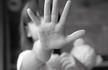 La madre de la menor que sufría de abuso también recibió una sentencia por complicidad