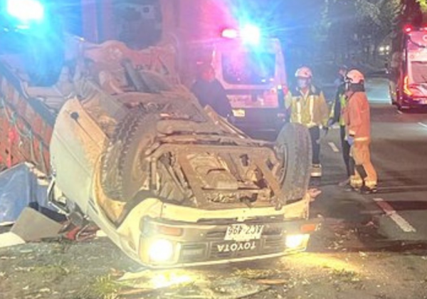 Vuelco de vehículo en la vía Cuenca-Azogues causa una muerte y un herido