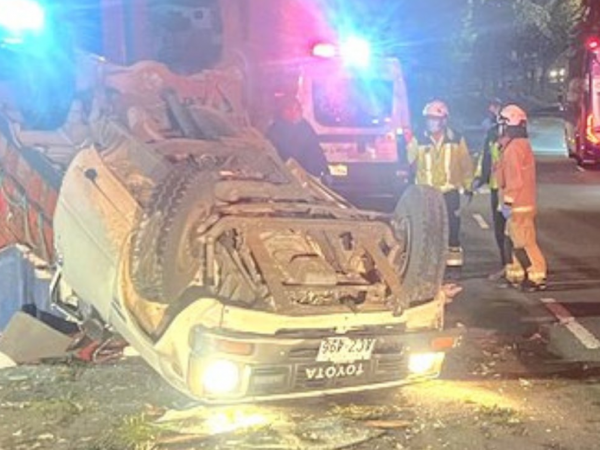 Vuelco de vehículo en la vía Cuenca-Azogues causa una muerte y un herido