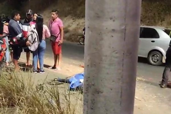 Mujer muere y su pareja queda herida tras sufrir accidente de tránsito